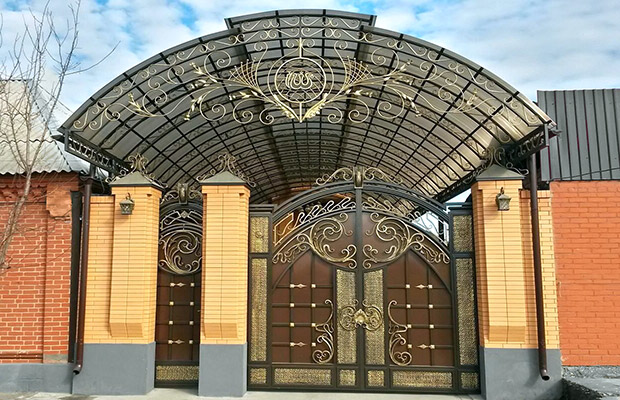 Купить или заказать ворота для дома с навесом - стильные и надежные решения для вашего участка в Северодвинске от 42163 руб | ВоротМастер-Свр