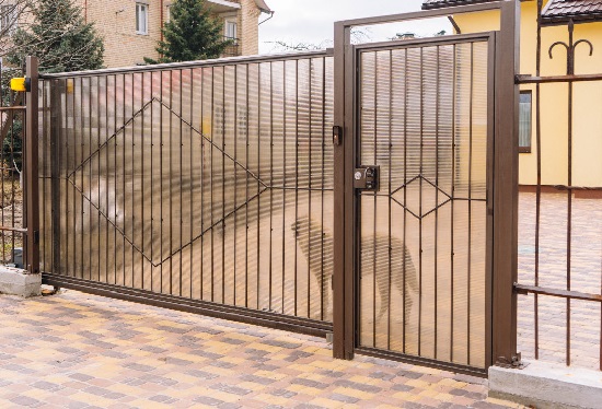 Купить ворота из профлиста с элементами ковки, с металлическими столбами в рамке или под дерево в Северодвинске от 155580 руб